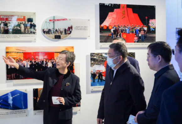 中石化高級(jí)副總裁劉宏斌一行益臨神開參觀考察(圖5) 中石化高級(jí)副總裁劉宏斌一行益臨神開參觀考察(圖5)