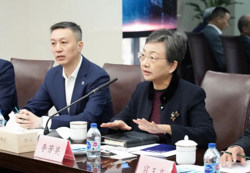 中石化高級(jí)副總裁劉宏斌一行益臨神開參觀考察(圖4) 中石化高級(jí)副總裁劉宏斌一行益臨神開參觀考察(圖4)