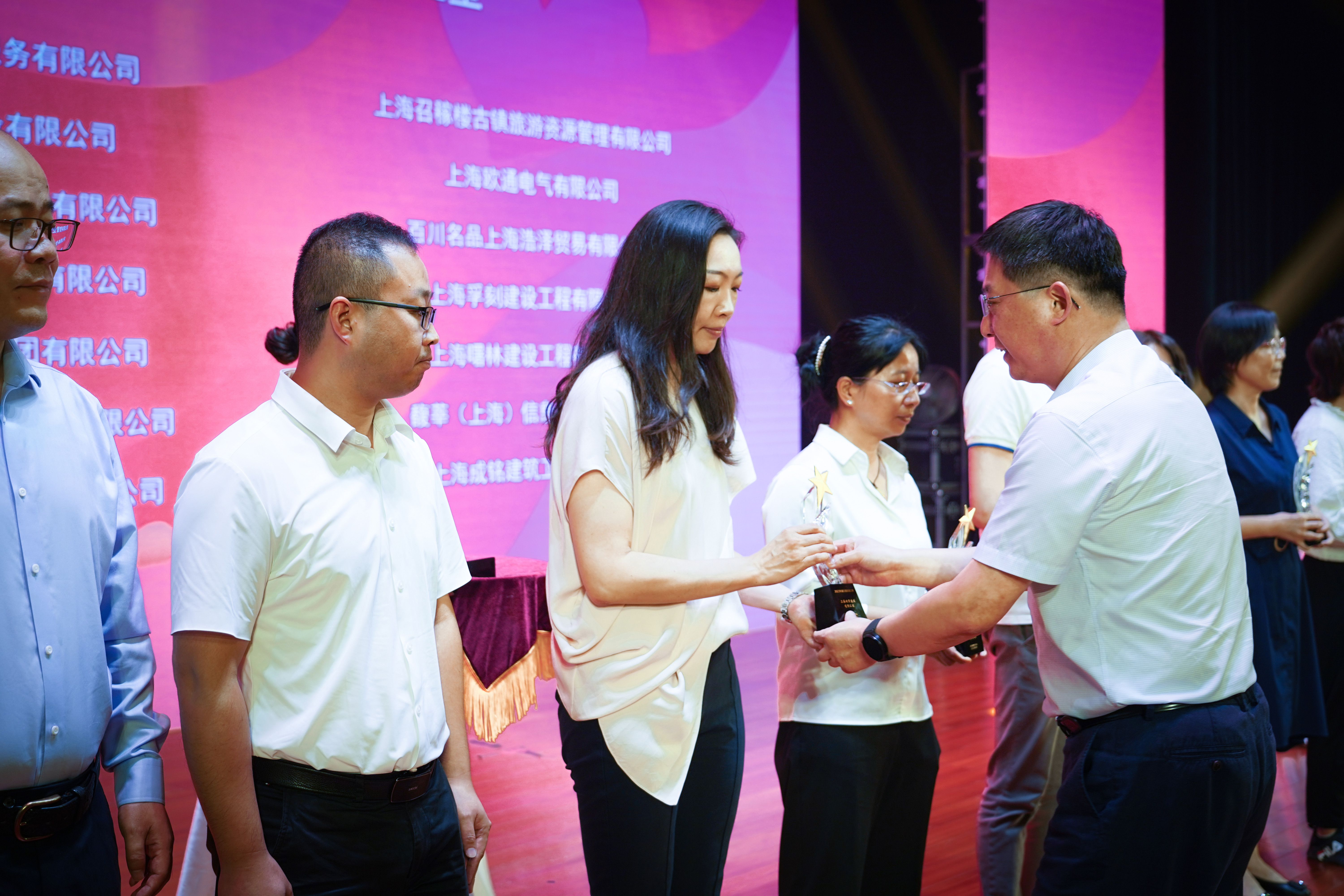 守護夕陽,為愛而行——神開再次獲得“浦江鎮(zhèn)慈善之星”榮譽稱號(圖2) 守護夕陽,為愛而行——神開再次獲得“浦江鎮(zhèn)慈善之星”榮譽稱號(圖2)